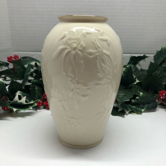 Lenox Ivory Porcelain 7.25”H Vase With Embossed Iris Flowers Good Trim EUC USA - Picture 2 of 9